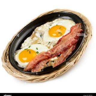 Uova fritte con bacon e pomodori e pane