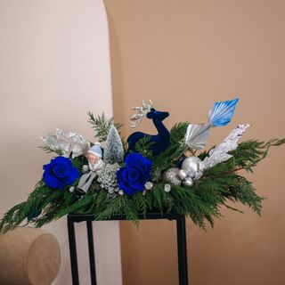 Aranjament de Cracun cu brad si figurine