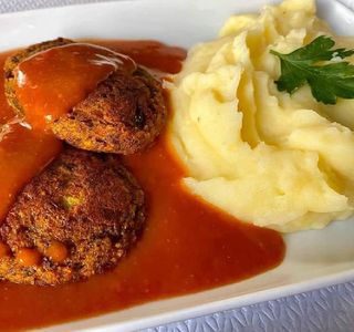 Meniu chiftele rotisate cu sos de rosii si  piure de cartofi 