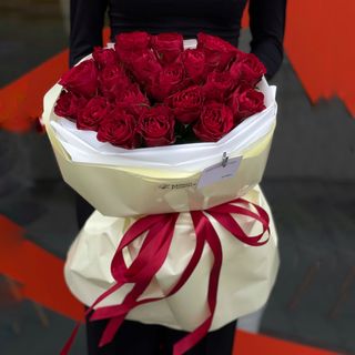 19 троянд в упакуванні Madam Red