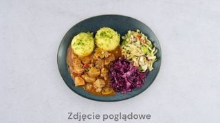 Gulasz segedyński z ziemniakami i surówką z białej kapusty