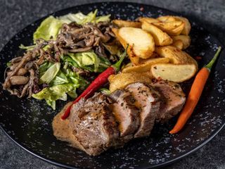 Стейк філе міньон з картоплею і перечним соусом