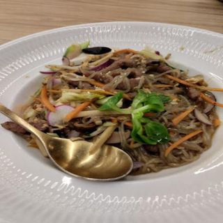 43. fideos singapur con carnes y verduras orientales en salsa