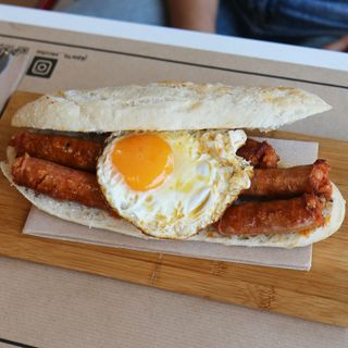 Bocadillo De Txistorra Navarra Y Huevo Frito