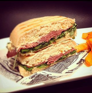 Mollete De Pastrami Con Patatas