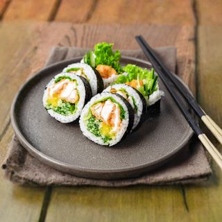 Futomaki pieczone Maślana w panko, sos śliwkowy