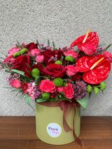 წითელი ჰოლანდიური ვარდების და ანთორიუმის კომპოზიცია ყუთში