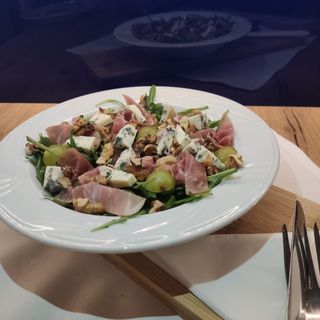 Sałatka z winogronami, serem i orzechami