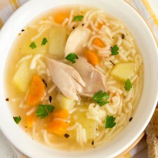 Sopa de Pollo con Fideos
