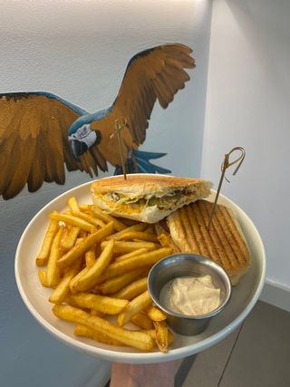 Sendvič sa piletinom i slaninom