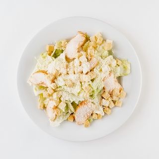 Салат Цезарь с курицей