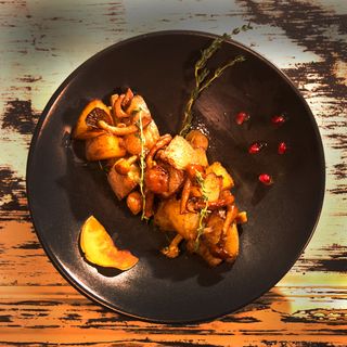 Пресни задушени картофи с челядинки