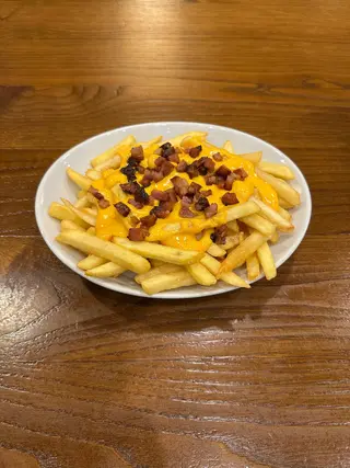 Patatine con cheddar e bacon