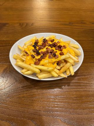 Patatine con cheddar e bacon