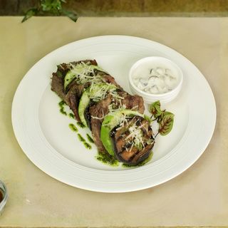 Медальоны из говядины с овощами гриль