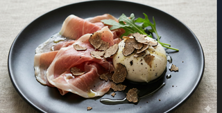 Prosciutto crudo e burratina al tartufo con scaglie di tartufo
