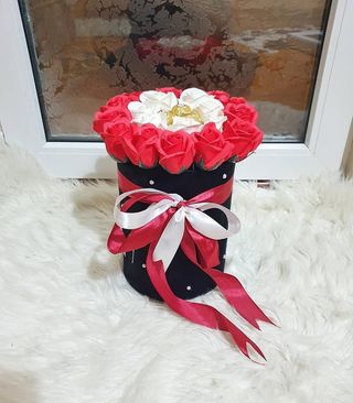 Cutie cu trandafiri si bomboane