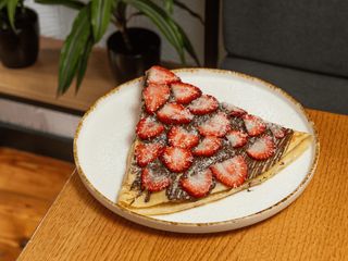 Млинець з полуницею та нутеллою