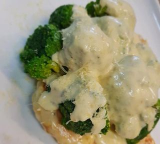 Piept de pui cu broccoli și gorgonzola