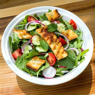 Салата Fattoush с пилешко месо