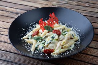 Паста "Пене" с курицей, грибами и шпинатом (400 гр.)