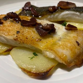 Rodaballo Con Patatas Y Salsa Orio