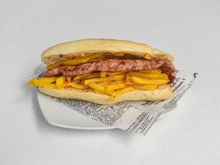 Panino con salsiccia e patatine