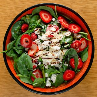 Салата Бейби спанак и ягоди