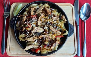 Локшина удон з куркою та овочами в соусі теріяки