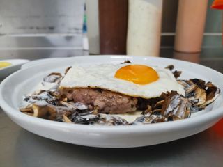 Hamburguer No Prato(Molho De Natas)