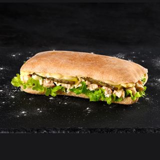 Sandviș LUCA cu file de piept de pui (sos picant)