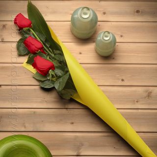 Cono de tres rosas rojas