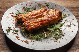 Coaste de porc la cuptor cu lemne