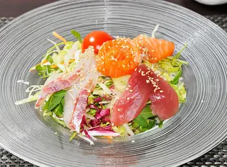 21. Insalata con pesce crudo 