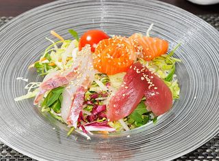 21. Insalata con pesce crudo 