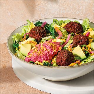 SALADA FALAFEL DE BETERRABA E ABACATE