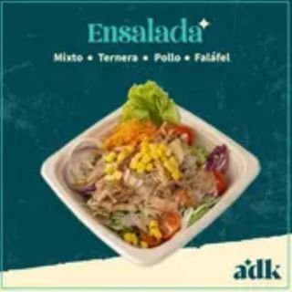 Plato de ensalada de ternera y pollo