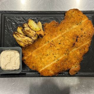 Cotlet de porc a la Milanese / Cartofi wedges cu parmezan