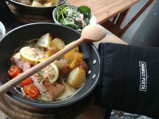 Pieczony łosoś z patelni