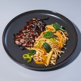 Удон с утиной грудкой и соусом терияки