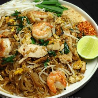 Pad Thai pollo y langostinos