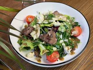 Теплий салат з ніжною телятиною та ДорБлю (200g)