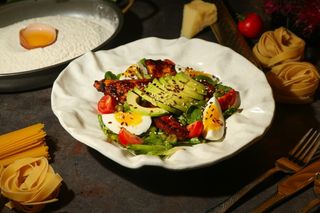 Салат з куркою та авокадо