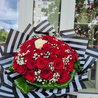 Buchet 50 trandafiri rosii, 1 trandafir alb