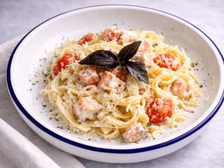 Паста з лососем і черрі в вершковому соусі (300g)