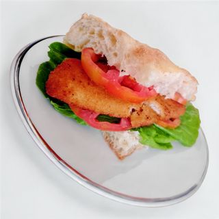 Cotoletta di merluzzo in focaccia