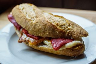Bocadillo de lomo con queso y pimientos rojos