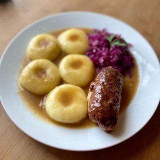 Rolada wieprzowa , kluski , surówka