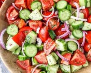 Салата домати или краставици