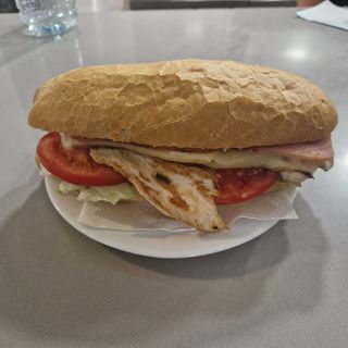 Bocadillo De Pollo Especial